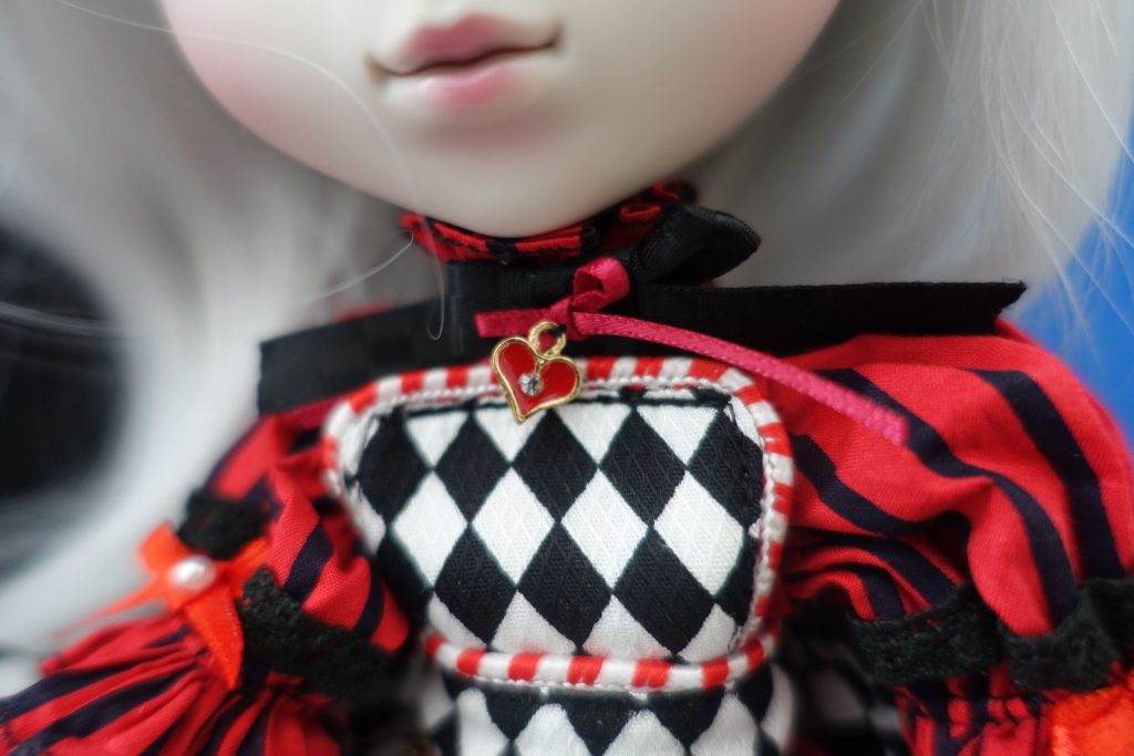 Optical Alice's choker