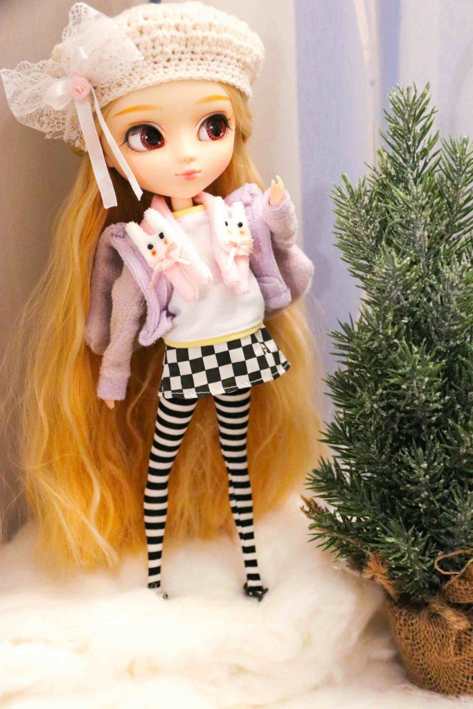 Momo, my Pullip Kiyomi, with a Christmas tree.