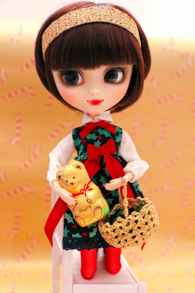 Katie, my Pullip Kühn, being all golden and festive.