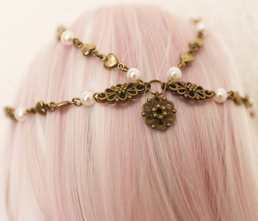 Sencha's head jewellery from the back